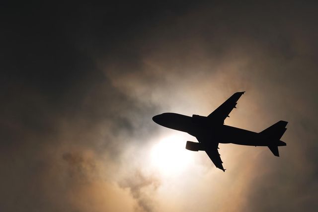 Im Schatten der Eurokrise: Passagiermaschine über dem Flughafen in Genf. (Archivbild)