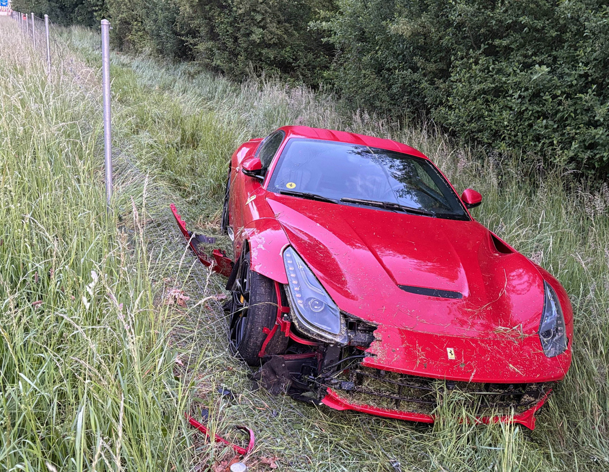 Unfall bei Lenzburg: Ferrari-Fahrer kommt von A1 ab und landet in Böschung – dann geht er nach Hause