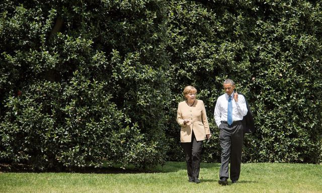 Vertraut: Angela Merkel und Barack Obama im Garten des Weissen Hauses (2. Mai 2014). Foto: Guido Bergman (EPA, Keystone)