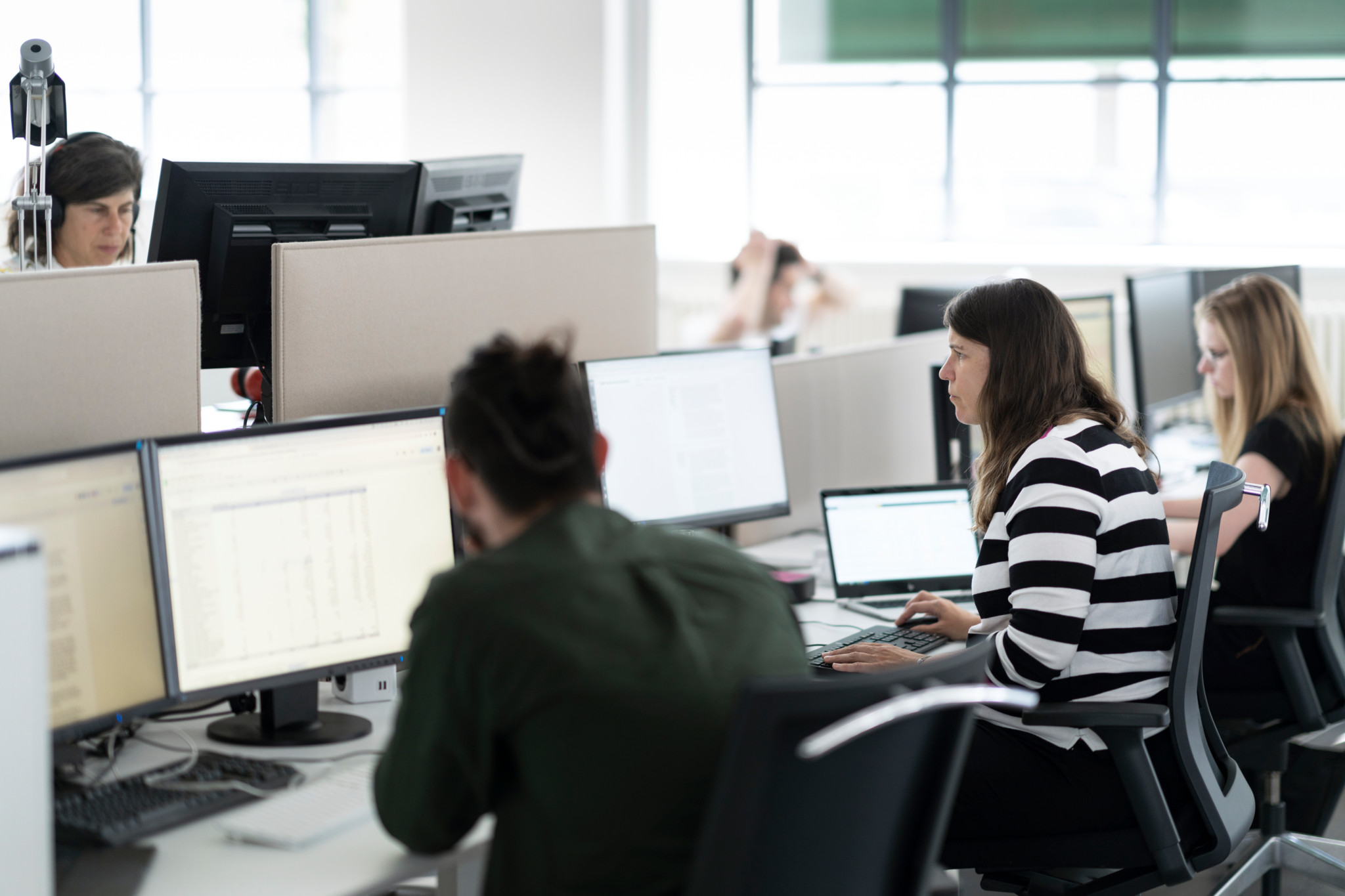 Journalistinnen und Journalisten des Tages-Anzeigers arbeiten an Computern im Newsroom der Hauptredaktion in Zürich.