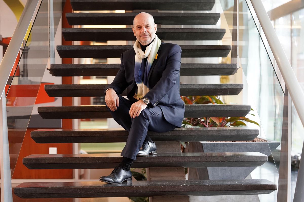 Jean-Pierre Greff, directeur de la HEAD, sur l’escalier du superbe bâtiment Elna, l’un des quatre fleurons industriels du Campus qu’il a inauguré en juillet dernier.