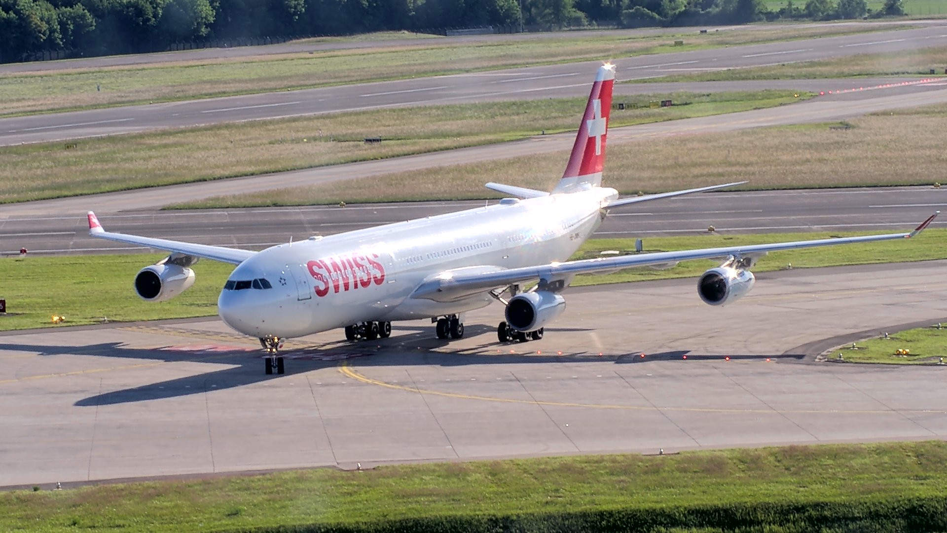 Flug Zürich – Boston: Airbus A340 von Swiss muss Start bei 127 km/h abbrechen