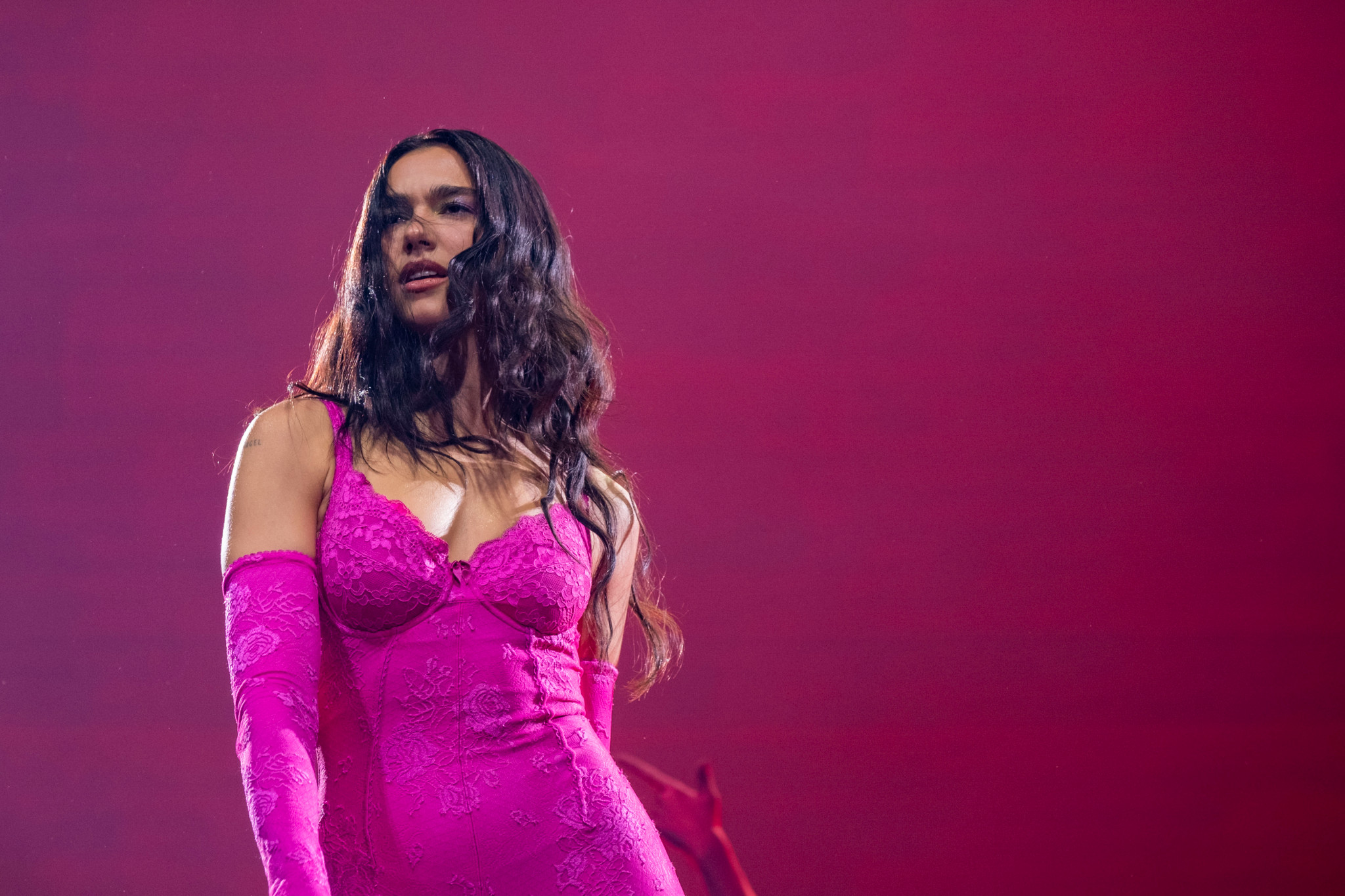 Klage gegen Elektronikkonzern: Dua Lipa fordert 15 Millionen Dollar von Samsung – wegen Foto auf TV-Kartons