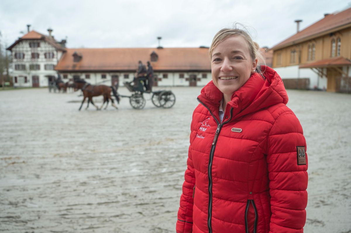 AVENCHES 8 Fevrier 2024 . Pauline Queloz, gérante de la fédération suisse des Franches montagne.   Agroscope a décidé de réduire de 60 à 45 ses étalons reproducteurs au haras national d'Avenches. Le canton du Jura a fait part de son inquiétude, tout comme le député VD Loïc Bardet, cette semaine.  ©  (24 HEURES /Jean-Paul Guinnard)