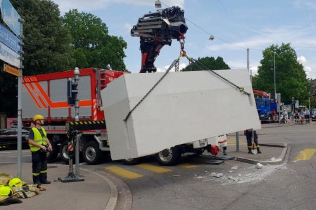 Un camion perd un bloc de béton dans un virage