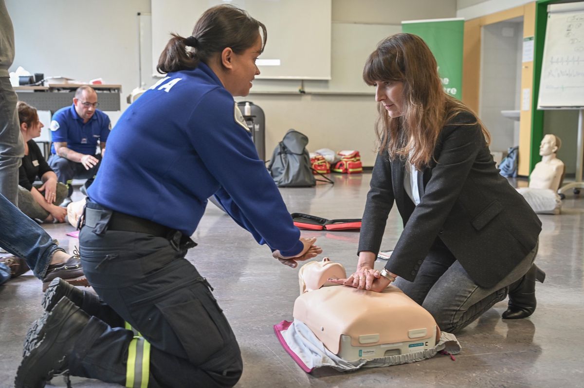 «L’idée est de mettre en lumière ce réseau vaudois de premiers répondants pour leur témoigner notre reconnaissance», explique Rebecca Ruiz (à droite), cheffe du Département de la santé et de l’action sociale.