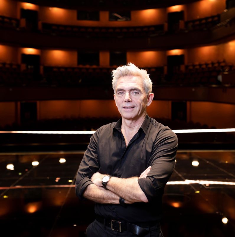 Laurent Pelly sur la scène de l’opéra de Lausanne, décoré en arrière-plan pour Songe d’une nuit d’été.