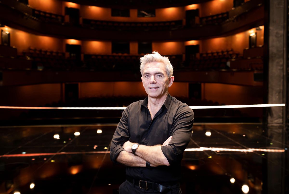 Laurent Pelly sur la scène de l’opéra de Lausanne, décoré en arrière-plan pour Songe d’une nuit d’été.