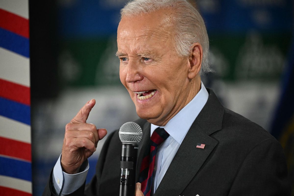 Le président américain Joe Biden s'adresse au personnel dans un bureau de campagne démocratique à Concord, New Hampshire, le 22 octobre 2024.