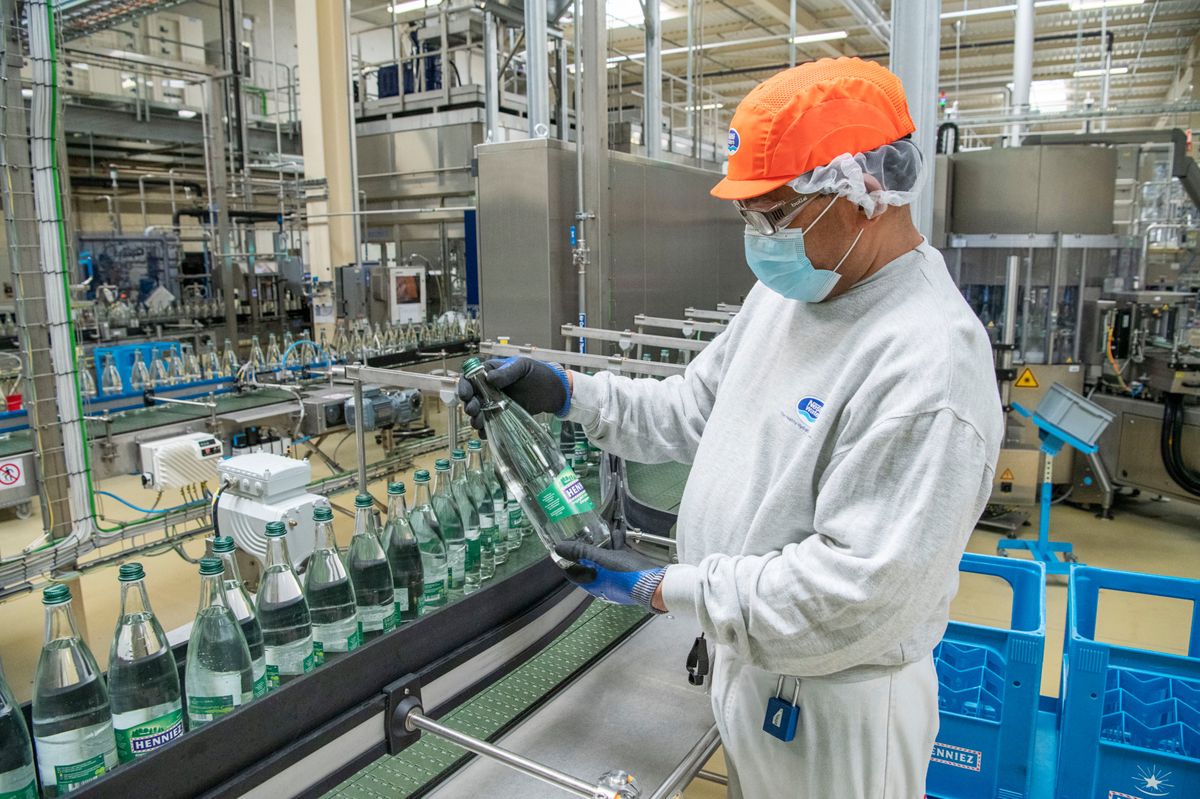 Nestlé Waters présente son nouveau site de production d'eau minérale à Henniez. 