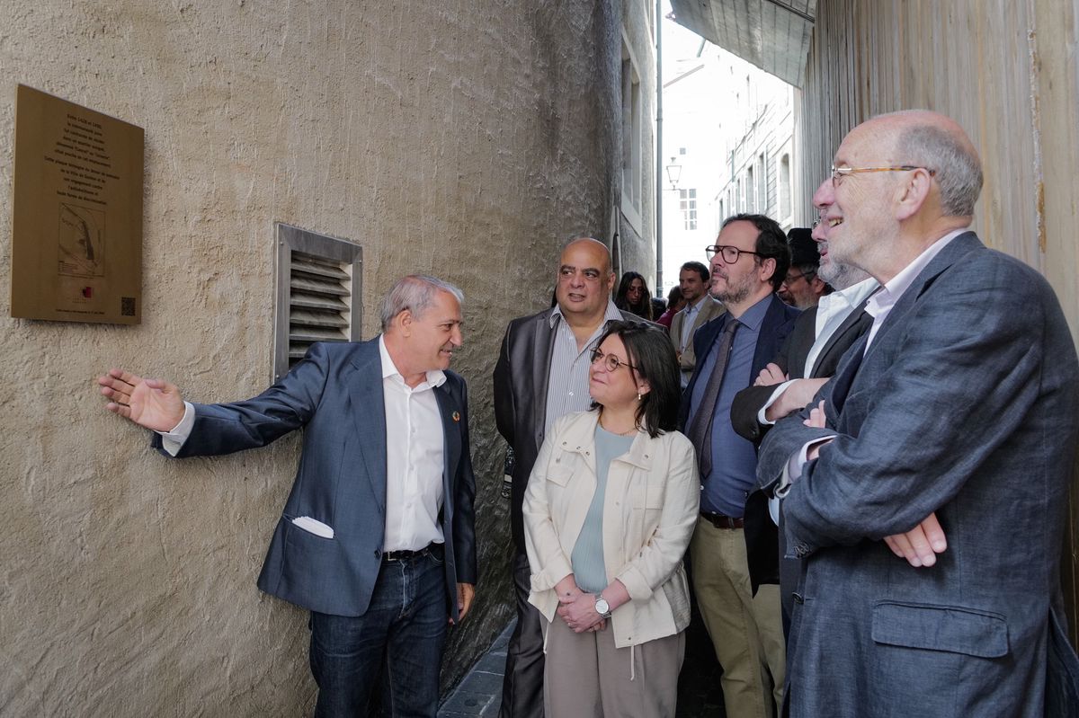 Genève, le 17 juin 2024. Rue Marcelle-De-KENZAC , Vieille-Ville. Inauguration de la plaque épigraphique en mémoire du Cancel de Genève en présence de M. Alfonso Gomez et de Roseline Cisier, Présidente de la  CIG qui dévoile la plaque.
