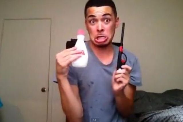 A quoi est-on prêt pour gagner des Facebook fans? Ci-dessus, une reproduction de la vidéo Fire Challenge d'un ado sur Youtube.