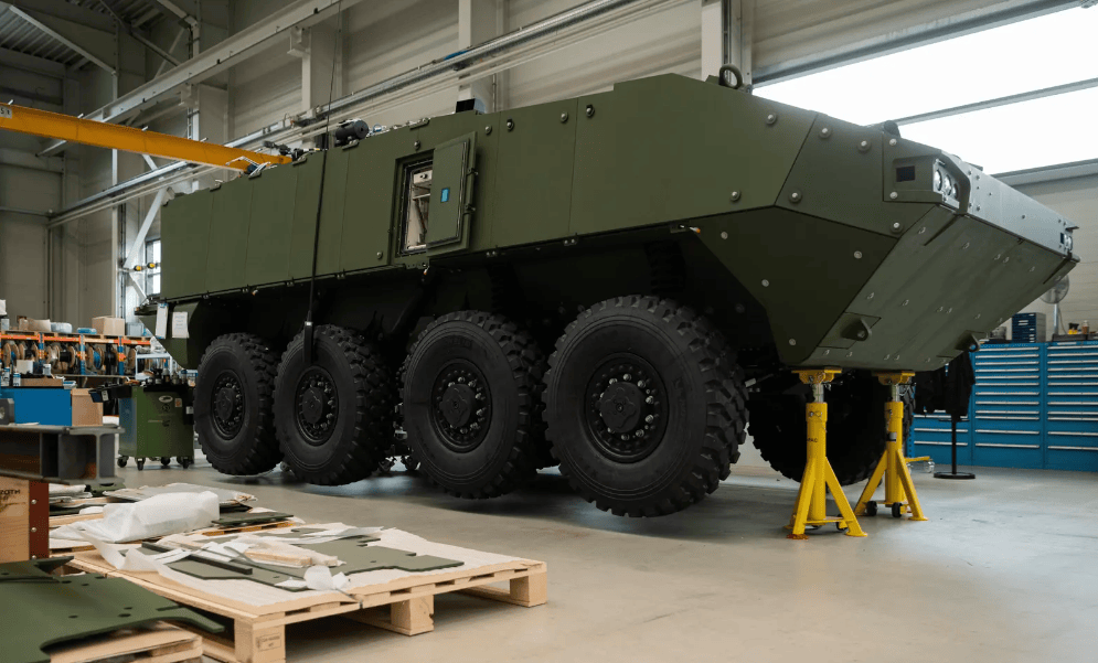 En construction brute: le premier véhicule de série du nouveau mortier 16 de l’armée suisse.