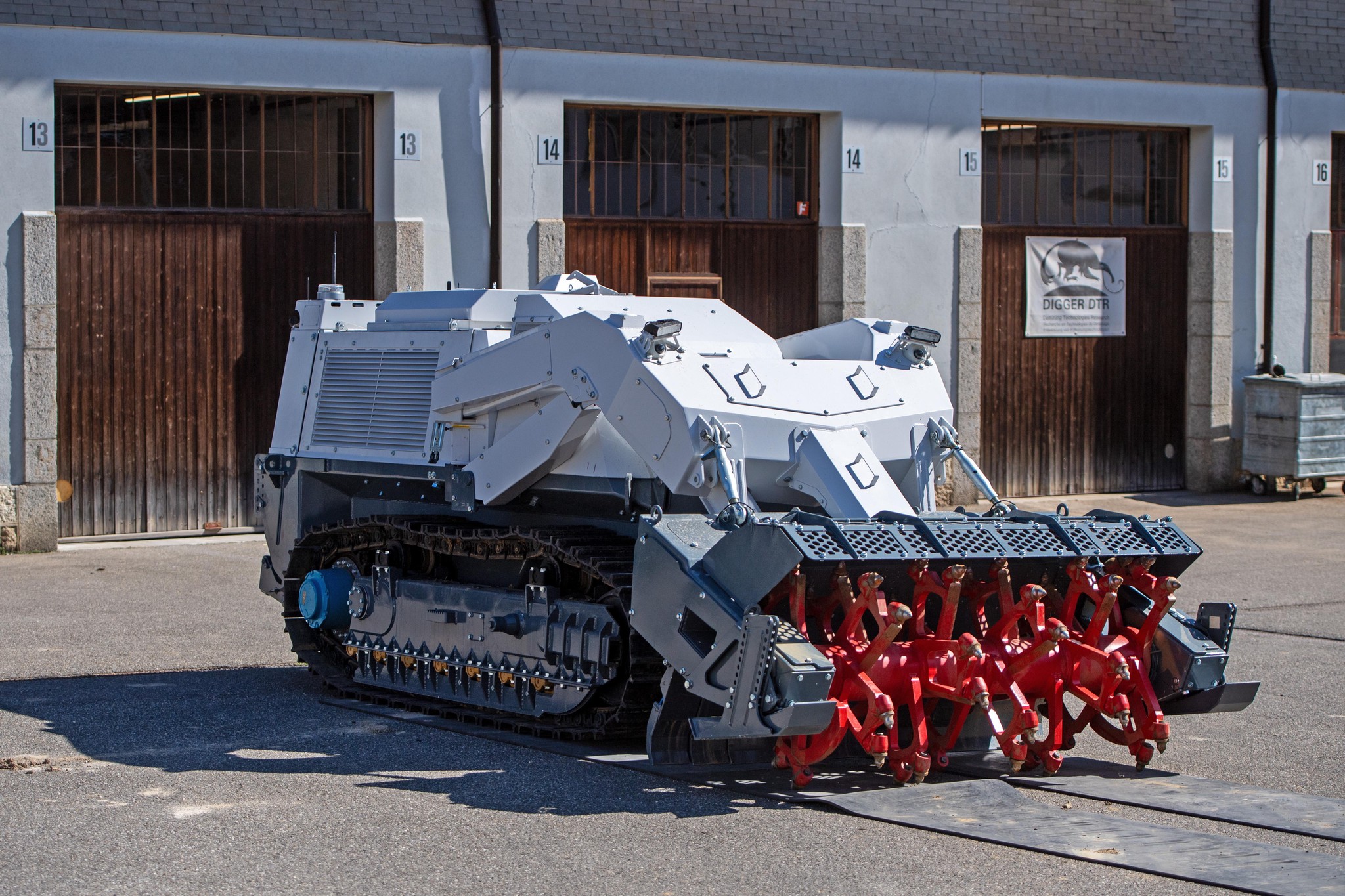 Ein Minenräumfahrzeug der Stiftung Digger in einem Hof. Die Schule Trachselwald sammelt Geld für dieses Modell für die Ukraine.