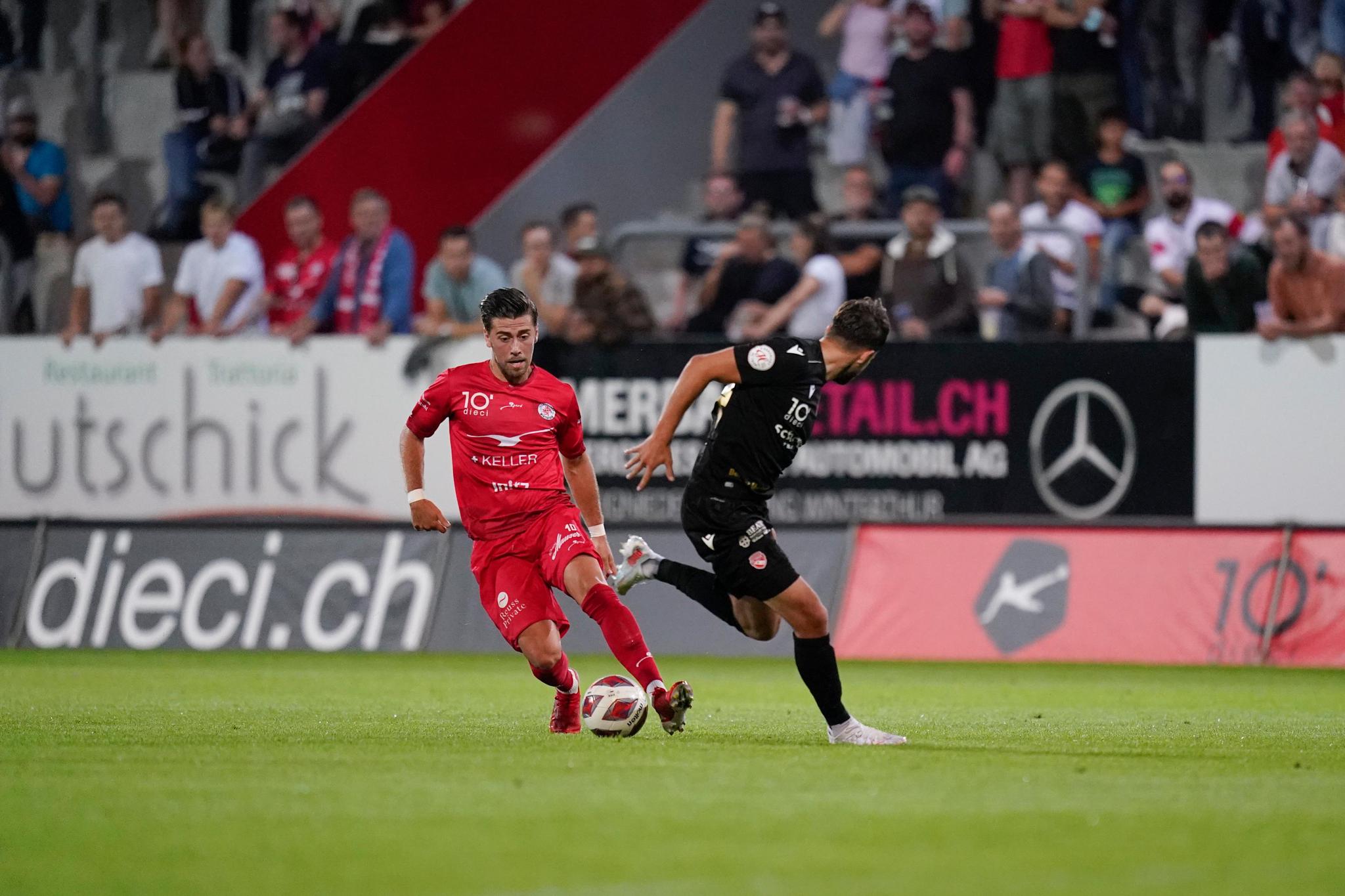 Mit einem 3:0-Sieg gegen Thun hatte sich der FCW im August auf den Weg in Richtung Spitze gemacht. Hier befindet sich der Winterthurer Roberto Alves (links) im Duell mit Thuns Erik Wyssen.