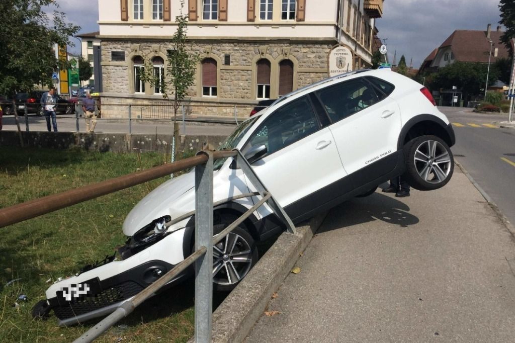 Elle se trompe de pédale et finit sur le muret