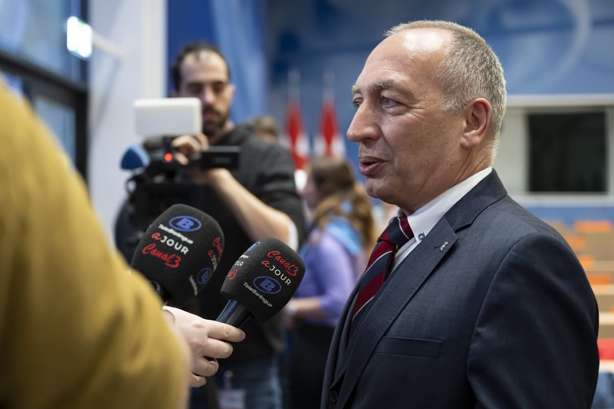 Bernard Maissen, Direktor des BAKOM, spricht mit Journalisten nach einer Medienkonferenz ueber die Erteilung von Konzessionen fuer Lokalradios und Regionalfernsehen, am Donnerstag, 11. Januar 2024 in Bern. (KEYSTONE/Anthony Anex)