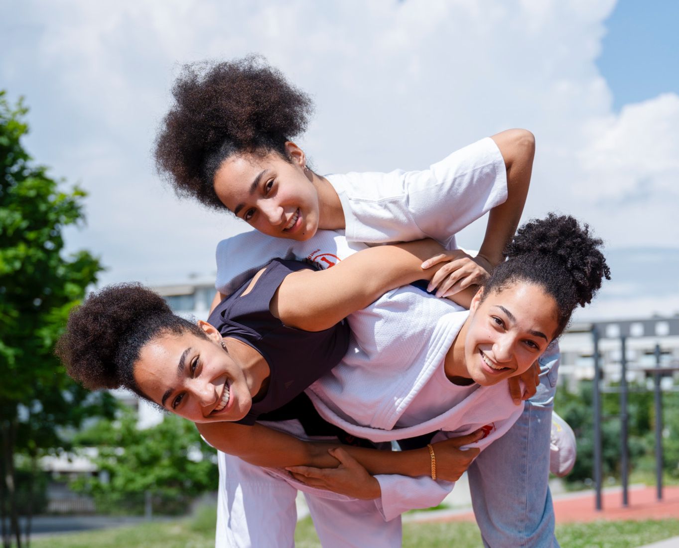 Le Mont sur Lausanne, le mercrei 26 juin 2024. Binta Ndiaye, judoka et ses soeurs triplées Awa (top noir) et Sira (t-shirt blanc) qui font de l'athlétisme et de la danse hip-hop racontent leur complicité dans la vie. (Marie-Lou Dumauthioz/24heures) 