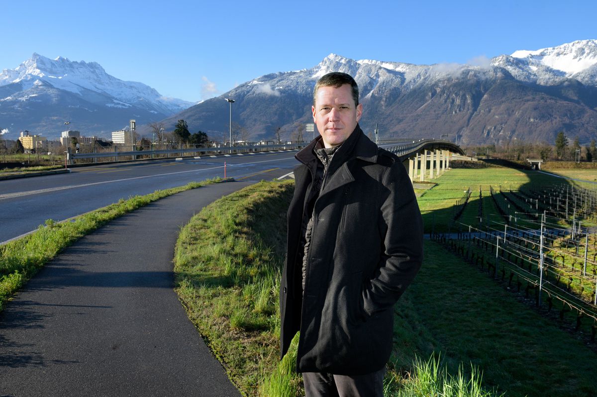 Yvorne,  le 23  février 2024.  Syndic d'Aigle et député, Grégory Devaud propose au Grand Conseil d'étudier la faisabilité d'un tunnel routier entre Yvorne et le Sépey avec pour point de départ les alentours du rond-point de Pré-Nové. 24HEURES/Chantal Dervey