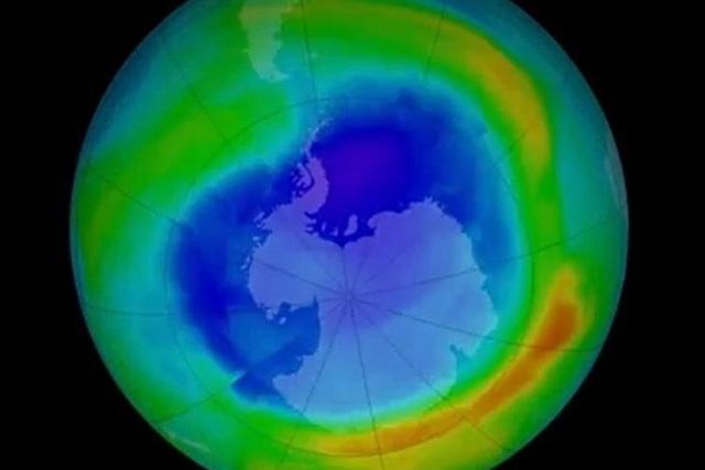 Les parties bleues et violettes représentent les zones où la couche d'ozone est la plus faible.