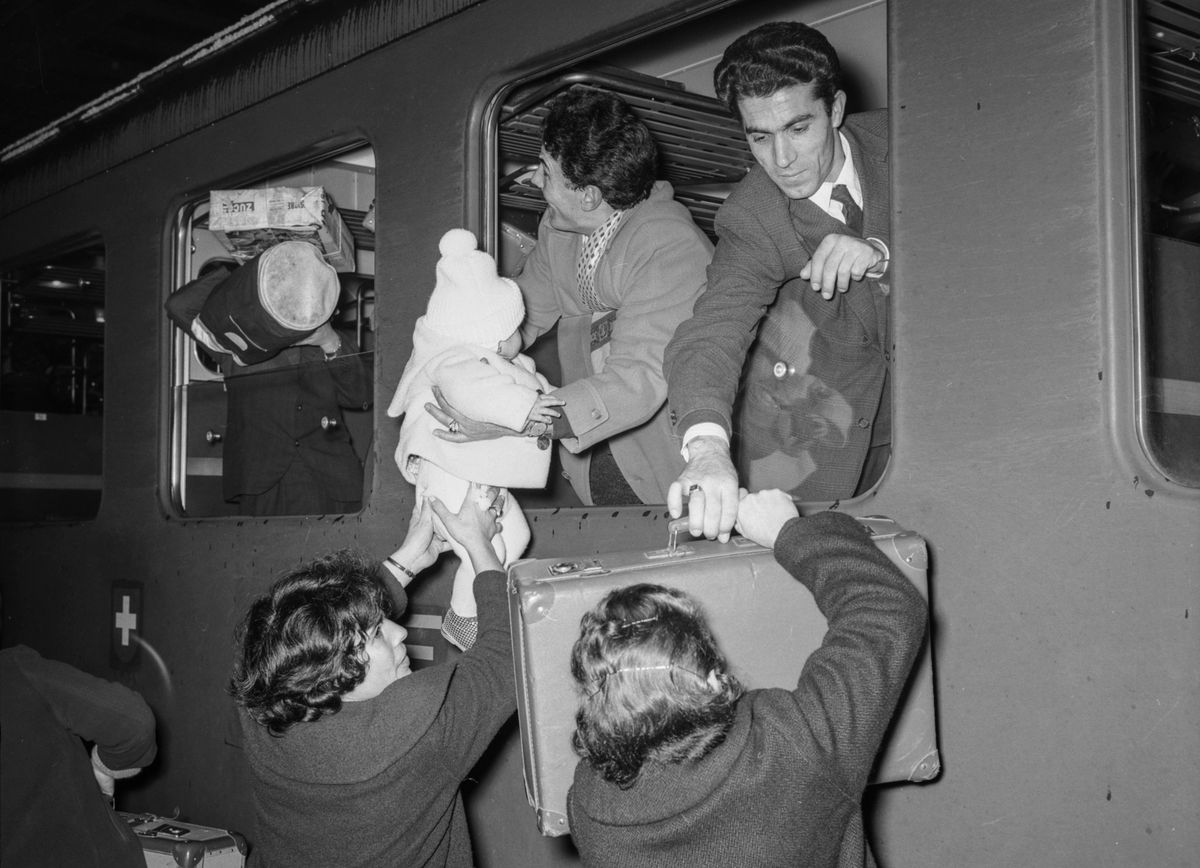 Des troubles tels que le stress, l’anxiété chronique, le manque de confiance en soi et un sentiment d’illégitimité sont rapportés par certaines personnes ayant une histoire familiale liée à l’ancien statut de travailleur saisonnier. (KEYSTONE/PHOTOPRESS-ARCHIV/Joe Widmer)