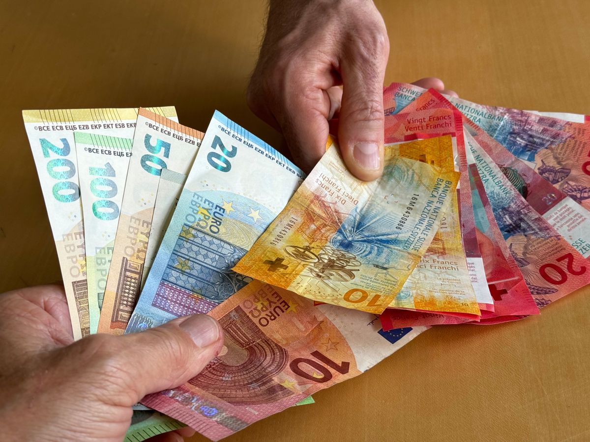 GENÈVE, LE 01/07/2024 -  Change DE DEVISES : des billets de banque Francs Suisse CHF et Euros.