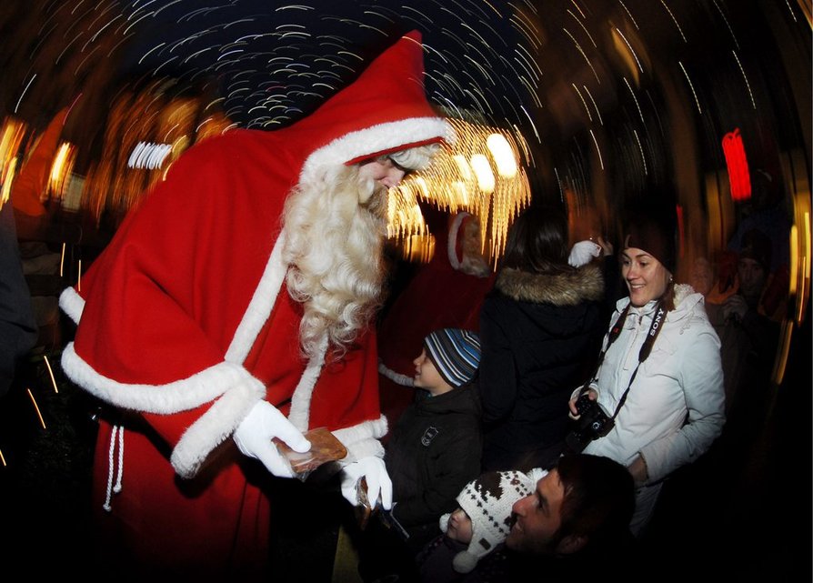 Vorweihnachtliche Stimmung: An der Zürcher Bahnhofstrasse findet alljährlich ein traditioneller Umzug der Sankt Nikolaus Gesellschaft statt...