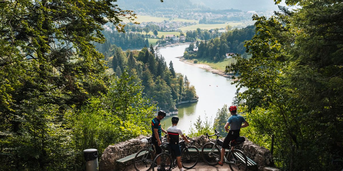 Mit-dem-Gravelbike-im-Neuenburger-Jura-Diese-Velotour-ist-eine-Zeitreise