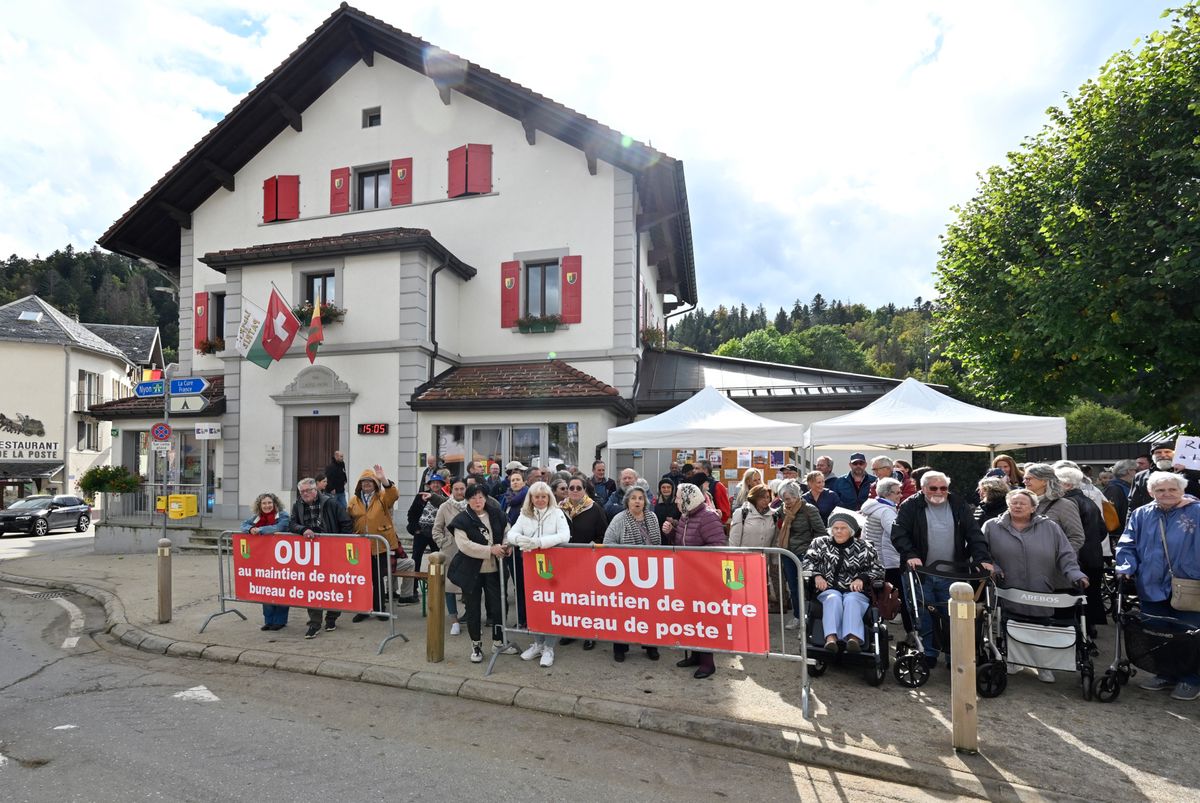 Manifestation populaire devant l'administration communale de Saint-Cergue, participants portant des pancartes disant 'OUI au maintien de notre bureau de poste', 30 septembre 2024.