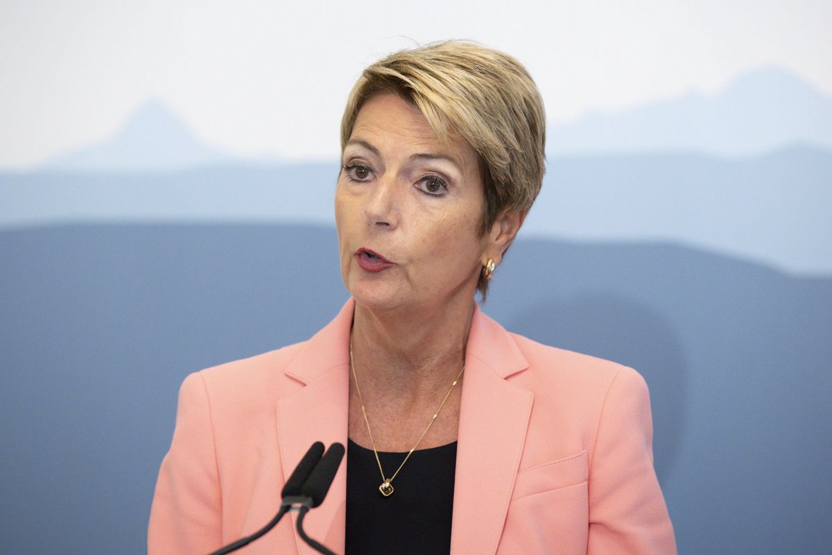 Karin Keller-Sutter parle lors d'une conférence de presse à Berne sur les discussions avec les partis au sujet des subventions, le 9 septembre 2024.