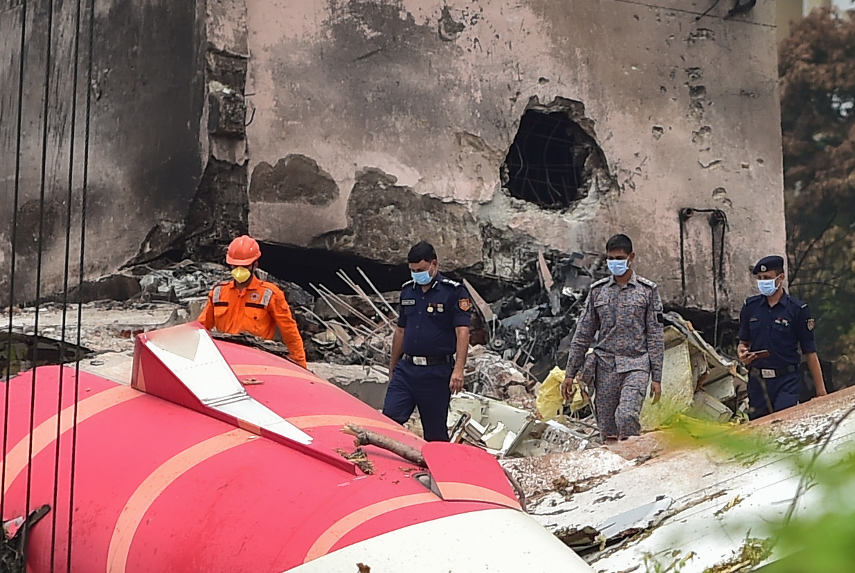 Ermittler bei Bergungsarbeiten an der Absturzstelle des Air India Boeing 787 in Ahmedabad, Indien, am 14. Juni 2025.