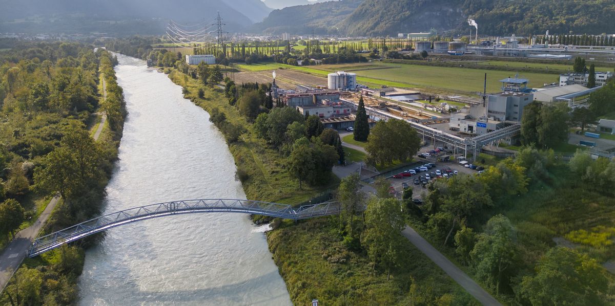 Une vue aerienne du Rhone ou les travaux de la troisieme correction du Rhone devrait commencer, lors d'une conference de presse a l'occasion du coup d?envoi des travaux de la troisieme correction du Rhone dans le Chablais vaudois, ce vendredi 29 septembre 2023 a Ollon (VD). Les differentes etapes de ce projet de grande envergure. La premiere etape, dite Mesure anticipee des Grandes iles, qui a demarre en septembre, se concentre sur l'amenagement d'une nouvelle digue situee sur les communes d'Ollon et de Bex afin de proteger la zone industrielle d'Aigle contre les risques d'inondations. (KEYSTONE/Noemi Cinelli)