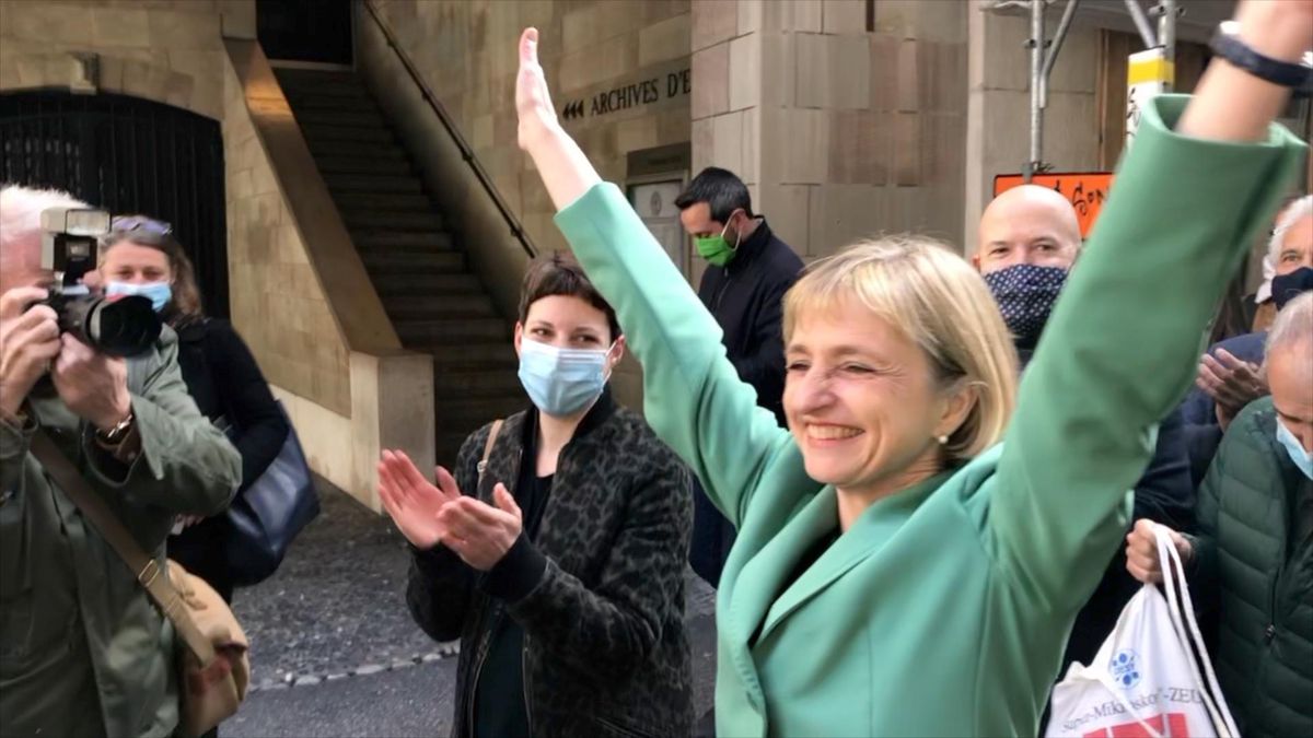 Une femme qui lève les bras