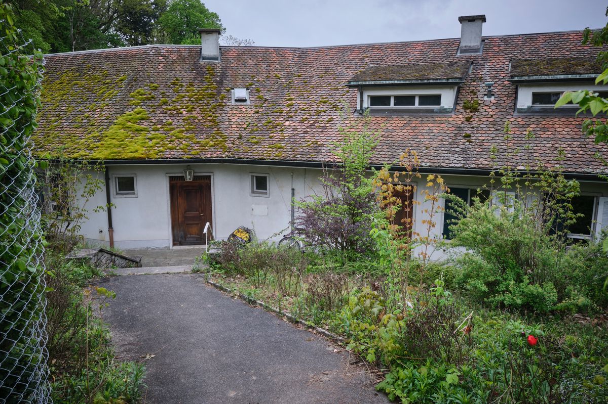 Jouxtens-Mézery, le 19 avril 2024. Des hommes de main d'une famille russe sont venus menacer les squatteurs de cette villa des quartiers chics de l’ouest lausannois.   Photo Yvain Genevay / Le Matin Dimanche