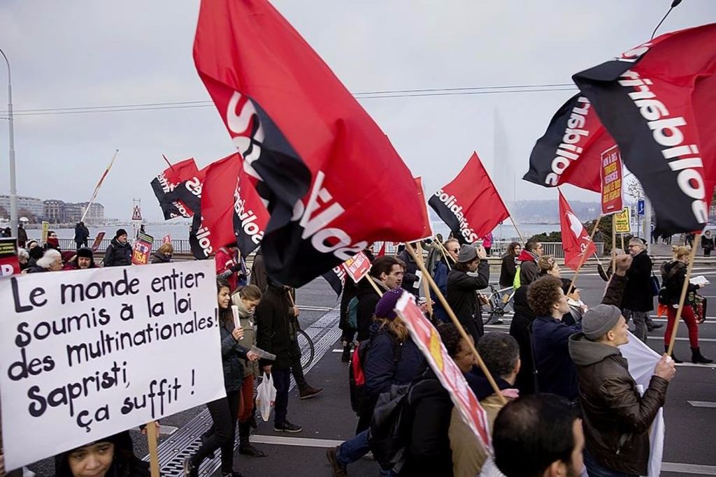 La manif traverse une ville aux trottoirs déserts
