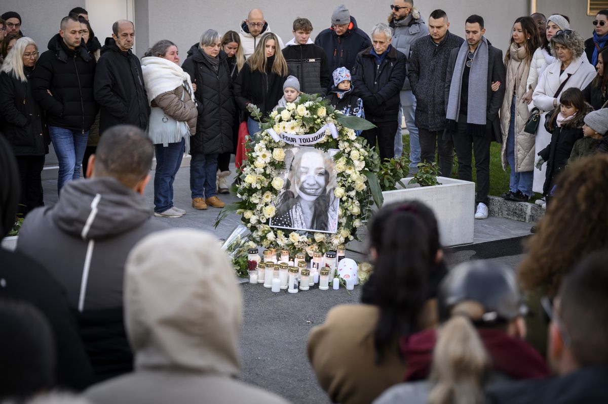epa11032171 People gather in front of the home of one of the victims to lay flowers and light candles after a 'Marche Blanche' (White March) to pay tribute to the victims of the 11 December shooting, in Sion, Switzerland, 16 December 2023. According to the police of the canton of Valais, two people were killed and another one was injured on the morning of 11 December, when an individual fired several shots at two separate locations in the Swiss alpine town of Sion.  EPA/LAURENT GILLIERON