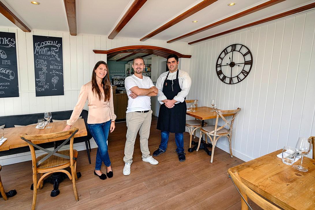Samuel Quincieu et Rebecca Beata sont à la barre. Le chef grec  Angelos Nikolizas est aux fourneaux.   