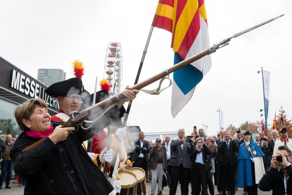 Dans le discours qu’elle a prononcé, Viola Amherd a déclaré au public que l’aspect social et l’échange avec des tireurs de toutes les régions du pays sont tout aussi importants que la compétition sportive.