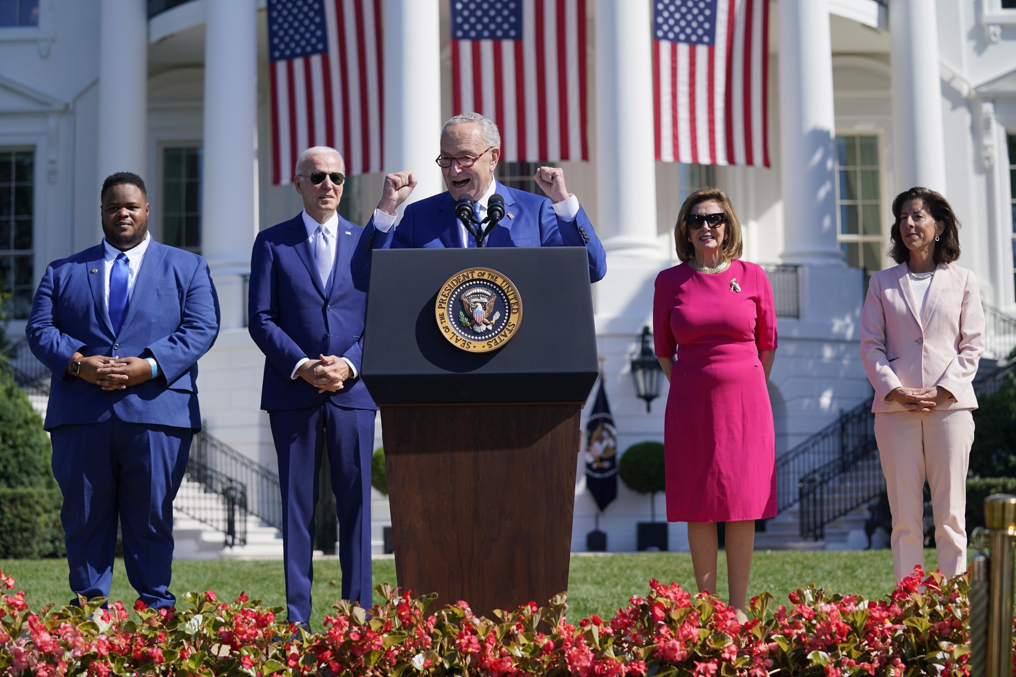 Joe Biden célèbre avec les leaders démocrates au Congrès Chuck Schumer et Nancy Pelosi une loi qui débloque 52 milliards de dollars de subventions pour relancer la production de semi-conducteurs aux États-Unis. Washington, 9 août 2022.  