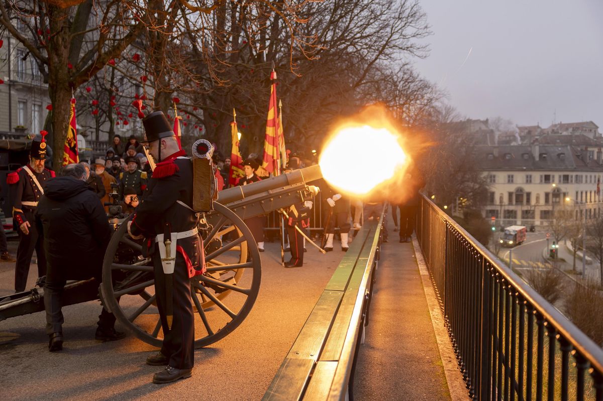 Artilleurs de la ’Société des Vieux Artilleurs de Genève’ tirant des salves de canon lors de la cérémonie de la Restauration de Genève, 31 décembre 2024.