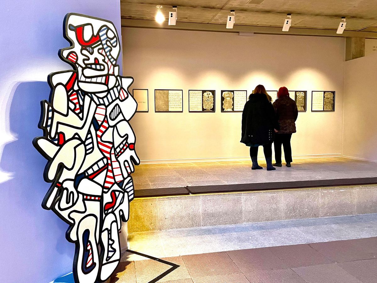 Le parcours, rétrospectif, donne à voir des pièces issues de son ballet de sculptures «Coucou Bazar» (au premier plan) et d’autres moins souvent montrées comme les pages de son poème autographe «La Fleur de Barbe».