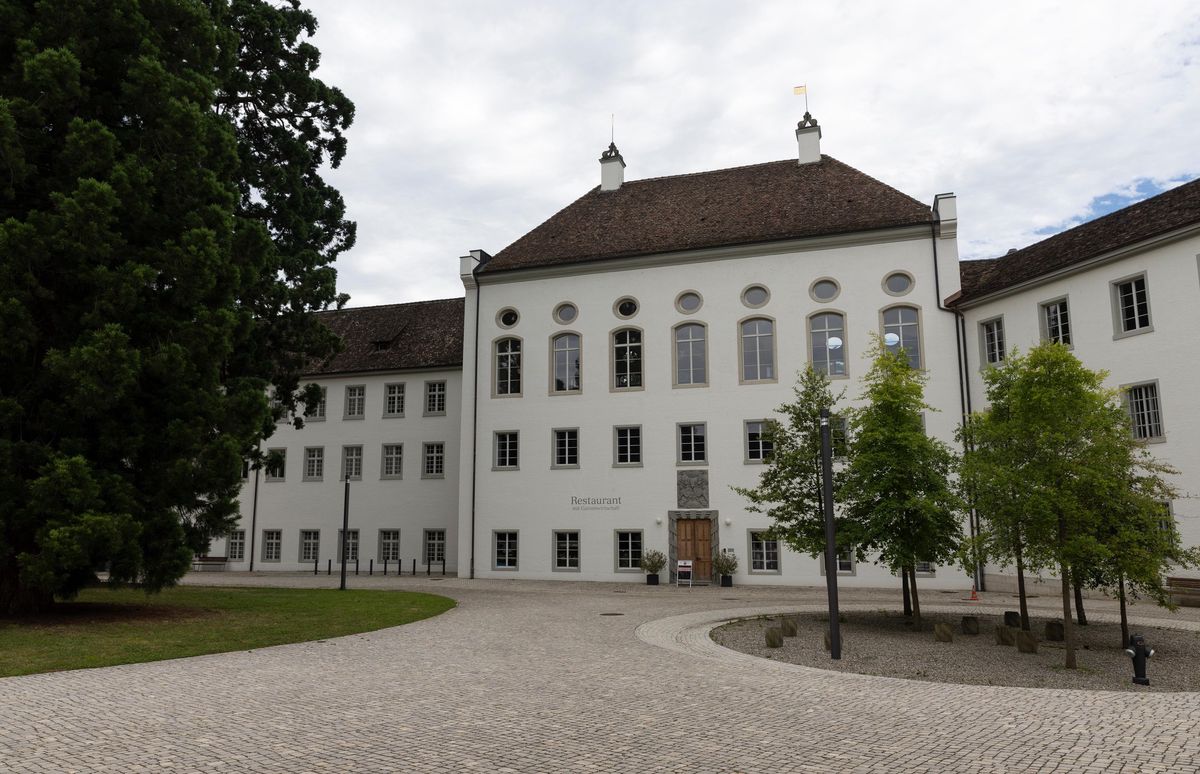 Geschlossenes Restaurant Klostergarten in Rheinau, Juli 2024, mit gepflastertem Platz und Bäumen im Vordergrund.