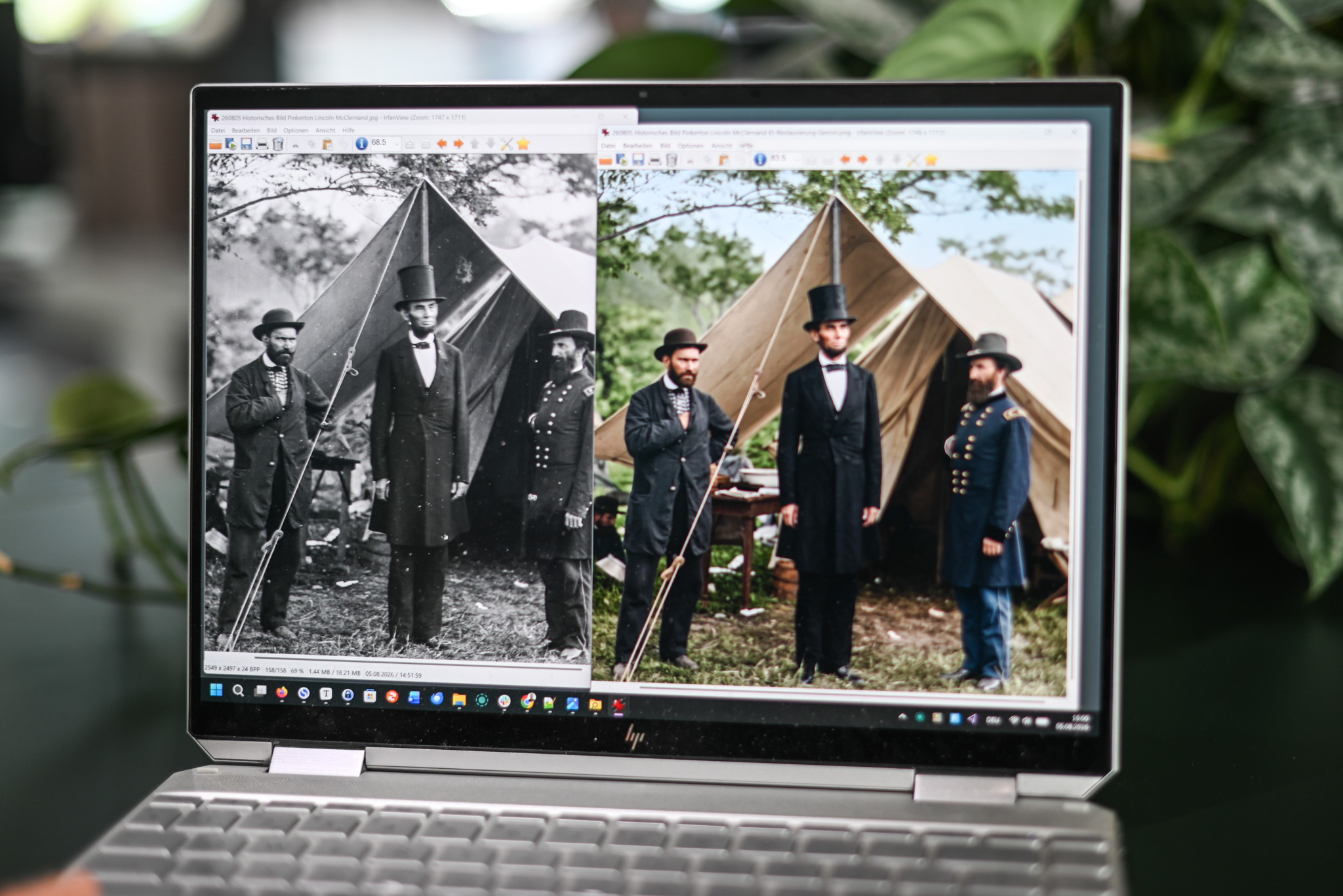 Laptop-Bildschirm zeigt historisches Schwarz-Weiss-Foto von Lincoln, Pinkerton und McClernand links, rechts KI-kolorierte Version.