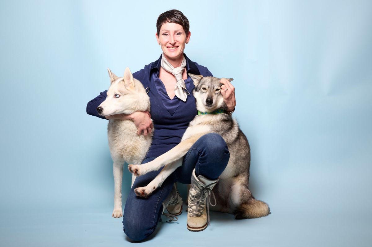 Morgins, le 13 décembre 2023. Violaine Grau et 2 de ses huskies de Sibérie : Momba (g) et Kali (d). POUR LE WEB    Photo Yvain Genevay / Le Matin Dimanche