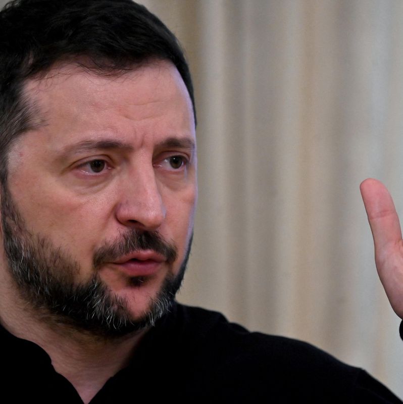 Le président ukrainien Volodymyr Zelensky s’exprime lors d’une conférence de presse à Kyiv, le 15 mars 2025, en plein invasion russe.