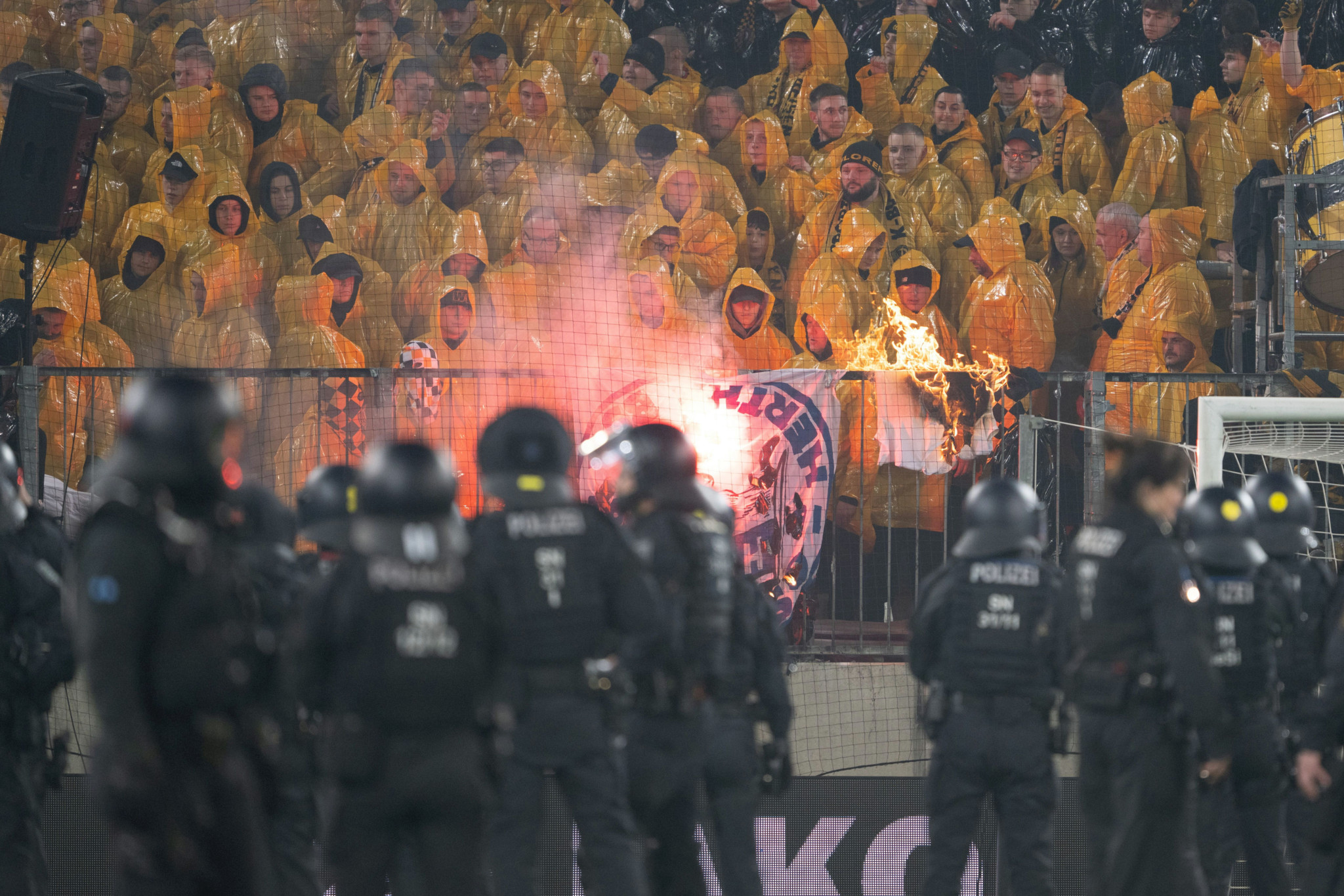 Pyro, Platzsturm und 100 Polizisten: Topspiel Dynamo gegen Hertha eskaliert gleich mehrmals