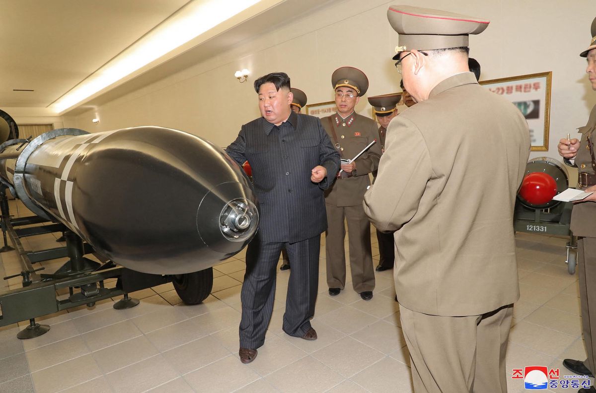 Kim Jong Un  avec ses généraux.