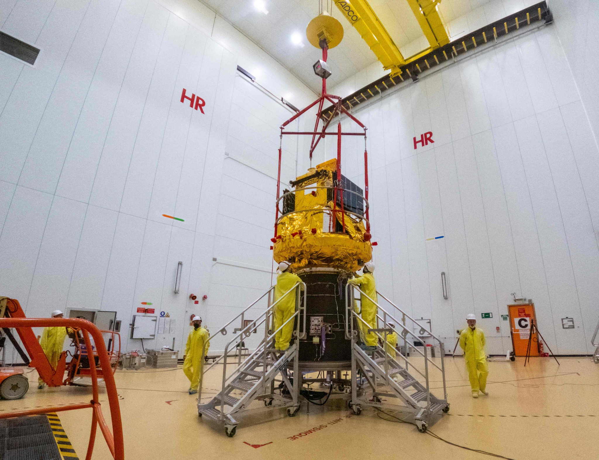 Le satellite SMILE de l’ESA (doré) fixé sur l’adaptateur de la fusée Vega-C (cône noir) à Kourou, en Guyane française, avant son lancement prévu le 19 mai 2026.
