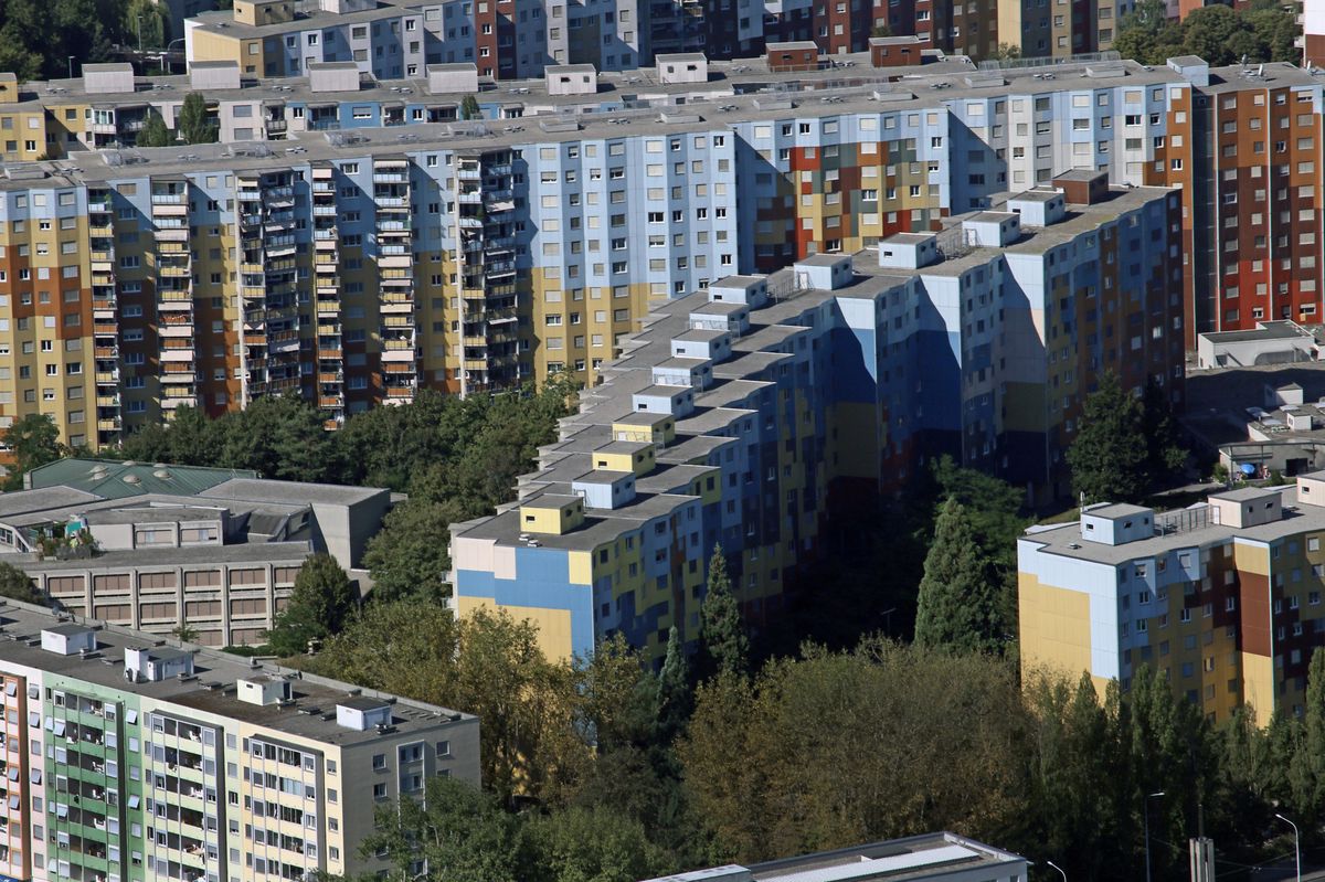 Vue aérienne des Avanchets à Genève, montrant des bâtiments résidentiels colorés entourés de verdure. Photo prise depuis un hélicoptère le 4 septembre 2013. © Olivier Vogelsang / Tamedia