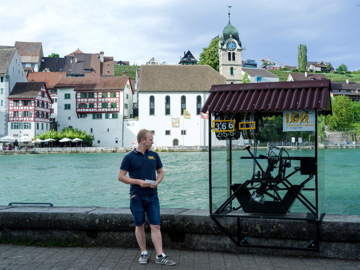 Turnverein-Präsident Jan Schoch würdigt Stefan Schneiders Werk, das die Viertelstunden zählt.